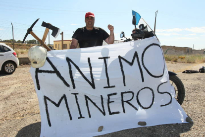 Minero con una pancarta durante la III Marcha Minera. NOBERTO