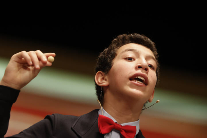 El estudiante de San Ildefonso Ilyas Akrouh canta un cuarto premio. JAVIER LIZÓN