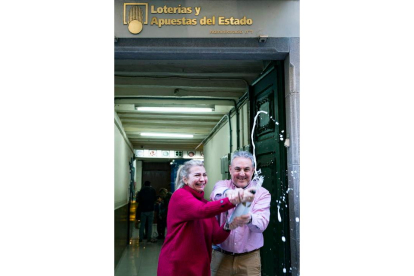 Los propietarios de la administración de lotería número 1 de Olot (Girona) celebran haber vendido el número 04074. JAVIER LIZÓN