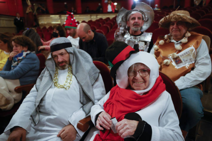 Varias personas disfrazadas esperan el comienzo del sorteo de El Gordo de Navidad en el Teatro Real en Madrid, este jueves. JAVIER LIZÓN