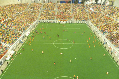 Imagen del récord Guinness de montajes con muñecos clicks que miembros de la asociación Aesclick montaron en Barbastro y que recrea un partido de fútbol.