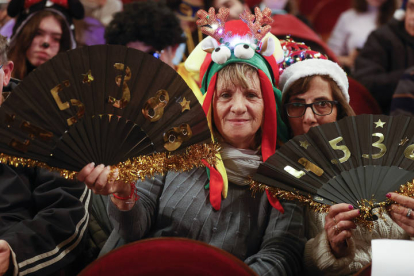arias personas disfrazadas esperan el comienzo del sorteo de El Gordo de Navidad en el Teatro Real en Madrid, este jueves. JAVIER LIZÓN
