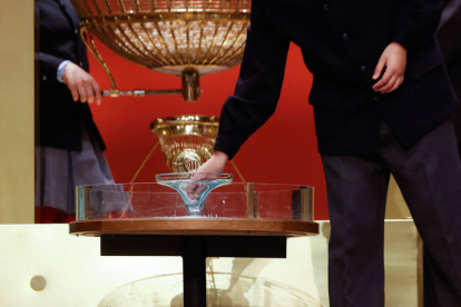 Un estudiante del colegio de San Ildefonso toma una bola de madera durante el sorteo de El Gordo de Navidad en el Teatro Real en Madrid, este jueves.javier lizón