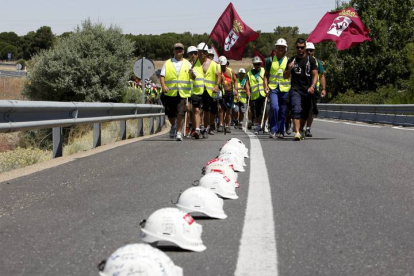 Mineros se adentran en Ávila durante la  III Marcha Minera. EFE RAÚL SANCHIDRIÁN