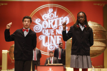 Las estudiantes de San Ildefonso Elisabeth Obarisiagbon Iyamu (d) y su compañero Ilyas Akrouh (i) cantan un quinto premio. JAVIER LIZÓN