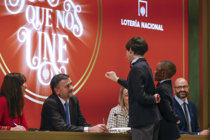 Los estudiantes de San Ildefonso Alonso Dávalos Durán (3d) y su compañero Ángel Abaga Elebiyo (2d) cantan el premio Gordo. JAVIER LIZ´´ON