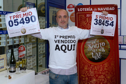 Luis, propietario de la administración de Arroyo de la Encomienda (Valladolid) que ha vendido diez décimos del número 05490, primer premio de la lotería de Navidad, y otros 10 décimos de un quinto premio. NACHO GALLEGO