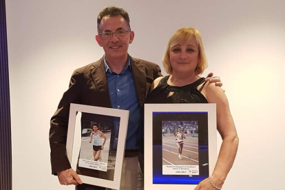 Rodrigo Gavela y la campeona olímpica rusa Valentina Yegorova en el homenaje que recibieron hace cinco años en Barcelona. DL