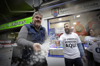 La administración de lotería número 27 de A Coruña celebra haber vendido El Gordo del sorteo de Navidad. CABALAR