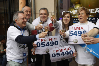 Un 'pellizco' del número 05.490, el Gordo de Navidad, con 4,4 millones de euros consignados, ha sido vendido en la lotería Ormaetxea de Bilbao. MIGUEL TOÑA