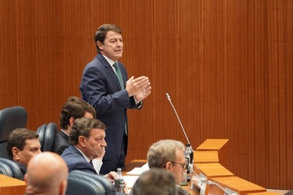 El presidente de la Junta, Alfonso Fernández Mañueco, interviene en el Pleno de las Cortes. RUBÉN CACHO