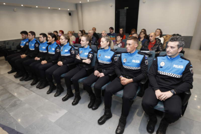 Los nueve nuevos agentes de la Policía Municipal que tomaron posesión de su cargo ayer. L. DE LA MATA
