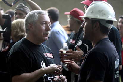 El secretario general de Comisiones Obreras conversa con un minero momentos antes de que la Marcha Minera continuara su última etapa hasta la Puerta del Sol. VÍCTOR LERENA