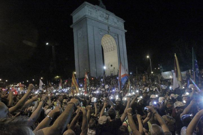 Cientos de personas animan a los mineros de la III Marcha Minera a su paso por el Arco del triunfo. KIKO HUESCA