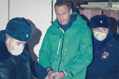 Alexei Navalni a las puertas de la comisaría de policía de Khimki, a las afueras de Moscú, en una imagen de archivo. SERGEI ILNITSKY