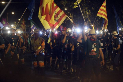 Mineros integrantes de la III Marcha Minera continúan su última etapa hasta la Puerta del Sol. VÍCTOR LERENA.