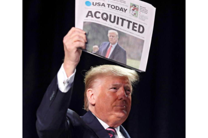 Trump exhibe la portada del Usa Today con el titular «Absuelto». OLIVER CONTRERAS