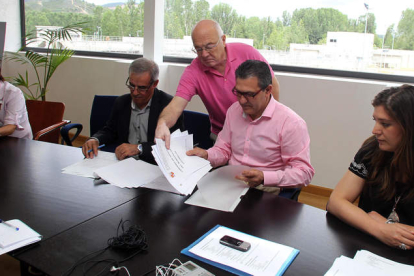 Momento en el que el presidente de la Mancomunidad de la Edar, Fierro, firma el protocolo con el alcalde de Cacabelos, Canedo.