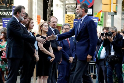 El Rey saluda a Rajoy a su llegada a la manifestación