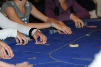 Partida de póker en el torneo femenino del casino Conde Luna.