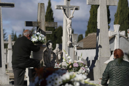 El cementerio de León volvió a llenarse de gente por el Día de Todos los Santos tras las limitaciones que restringieron el aforo el año pasado. FERNANDO OTERO