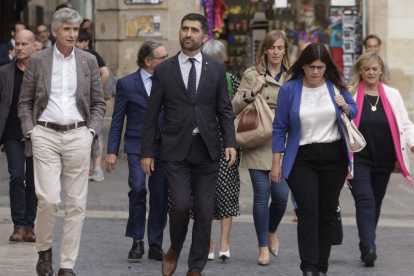 Imagen de los consejeros de JuntsXCat, ayer, a su llegada al Palacio de la Generalitat. QUIQUE GARCÍA