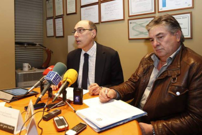 González Antón y Bandera criticaron la postura de PP y PSOE ante las juntas vecinales.