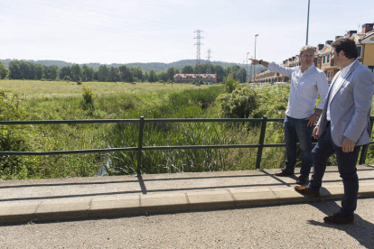 El alcalde de Villaquilambre, Manuel García, y el edil de Urbanismo muestran el sector Sur-29. FERNANDO OTERO