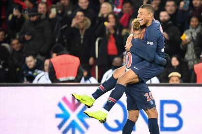 Mbappe celebra un gol del PSG con Neymar el 2 de noviembre ante el Lille.