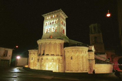 El templo mudéjar de San Tirso, iluminado. ACACIO DÍAZ