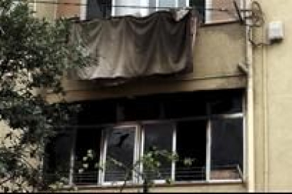 En la imagen, la vivienda arrasada por las llamas en la localidad barcelonesa de Hospitalet