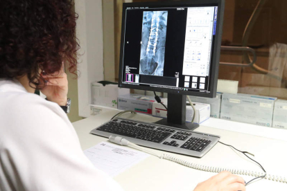 Una trabajadora realiza una prueba para medir la radiación en los aparatos radiológicos. RAMIRO