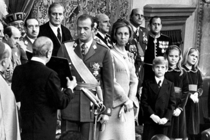 Juan Carlos de Borbón jura las Leyes ante el presidente de las Cortes, Alejandro Rodríguez de Valcárcel, y es proclamado Rey de España, el 22 de noviembre de 1975.