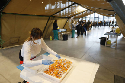 Vacunación contra el covid en el Palacio de Exposiciones de León. MARCIANO PÉREZ