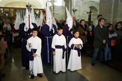 La plegaria del Dainos tuvo que  que celebrarse dentro de la iglesia de los Franciscanos por la lluvia.