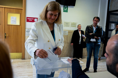Margarita Torre, la candidata del PP a la Alcaldía de León, votando junto al consejero Juan Carlos Suárez-Quiñones. J. CASARES
