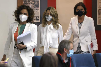 María Jesús Montero, Yolanda Díaz y Reyes Maroto llegan ayer a la rueda de prensa tras el consejo de ministros y ministras. BALLESTEROS