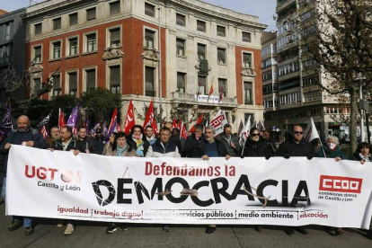 En el centro, Reguero y Vega abrieron la manifestación en defensa de la Democracia. FERNANDO OTERO