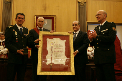 Entrega de la Medalla de Oro de la Ciudad de León a la Policía Nacional. FERNANDO OTERO