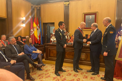 Entrega de la Medalla de Oro de la Ciudad de León a la Policía Nacional. DL
