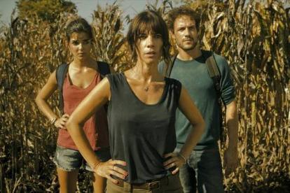 Maribel Verdú (en el centro), en una secuencia de la película 'Fin'.