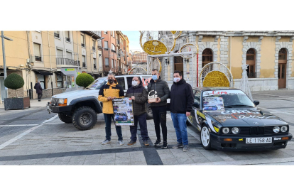 Andrés Martínez, Javier Carrera, Juan José Blanco y Borja Lera presentaron en la Plaza Mayor de La Bañeza el Rallysprint Tierras Bañezanas. B. M. R.