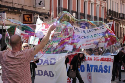 Decenas de personas participan en una manifestación del Día Internacional de la Mujer en León