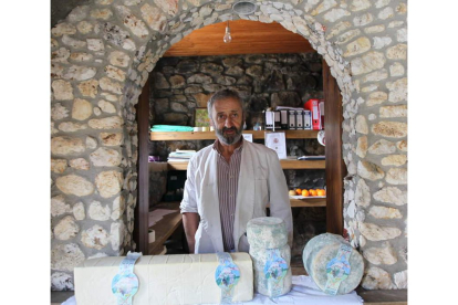 Vicente Mateo con los quesos de leche cruda de cabra que fabrica artesanalmente en Los Espejos de la Reina.