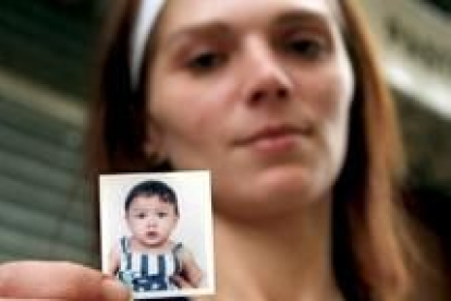 Susana Bolívar enseña la foto de su hijo, presuntamente secuestrado por su padre