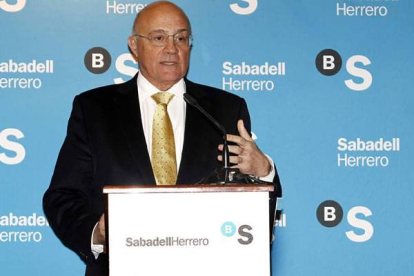 Josep Oliu respondió a las preguntas de los empresarios leoneses. ramiro/Secundino Pérez