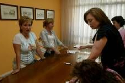 La presidenta comarcal del PP, Fátima López Placer, mirando a la cámara durante las votaciones