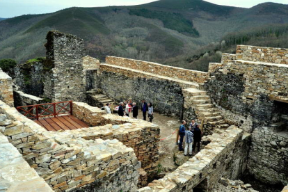 El castillo de Sarracín es accesible por un camino desde Vega.