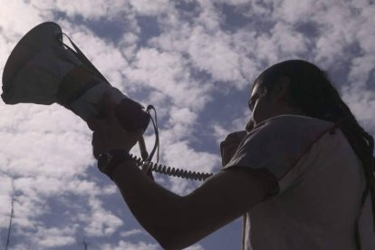 Un joven se dirige a la asamblea de Botines con el altavoz en una foto tomada por uno de los activistas del 15-M en León.