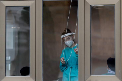 Una trabajadora de una residencia de ancianos al inicio de la pandemia en el País Vasco. JUAN HERRERO